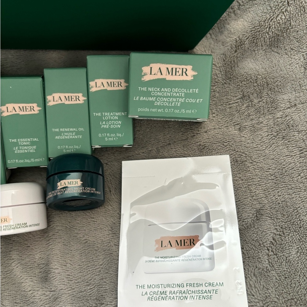 La Mer Skincare Collection with Green Box and Blue Pouch - Picture 4 of 8
